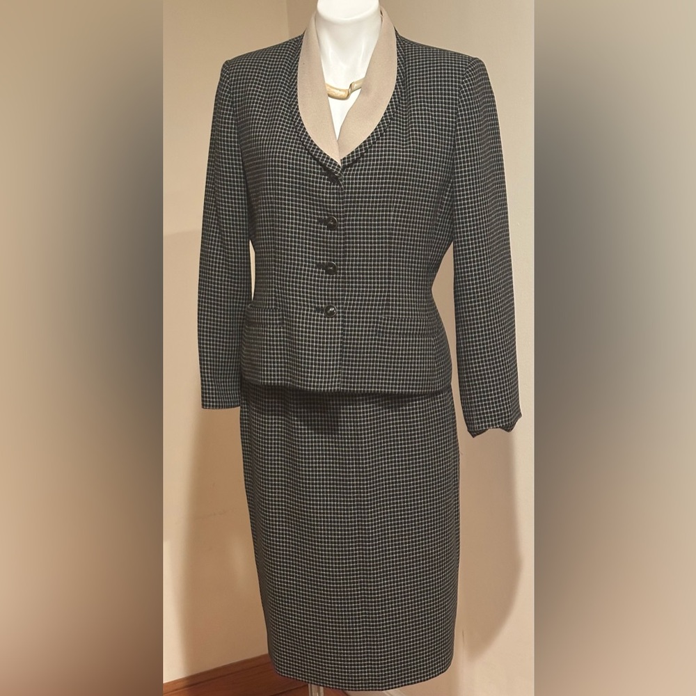 Kasper A.S.L. Black & Beige  Houndstooth Skirt Suit Set  4 Button Jacket Sz 10P.